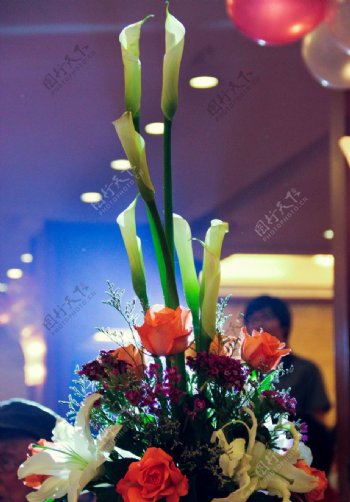 婚礼主桌花束图片