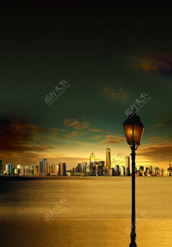 夕阳中的城市建筑景观图片