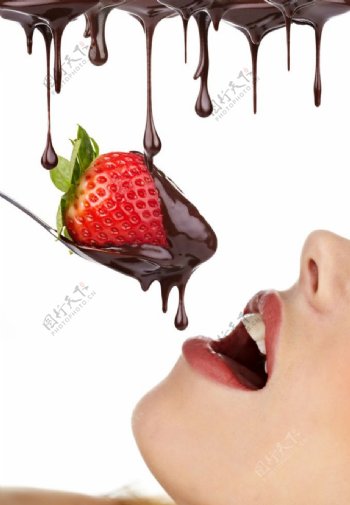 吃草莓巧克力美女图片