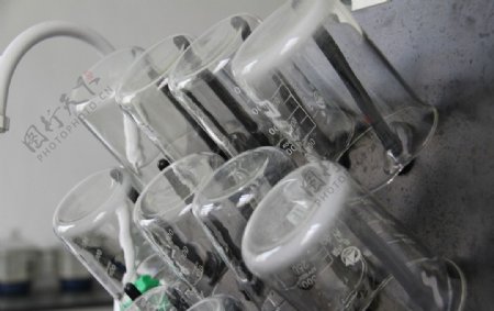 化验室整齐的量杯图片
