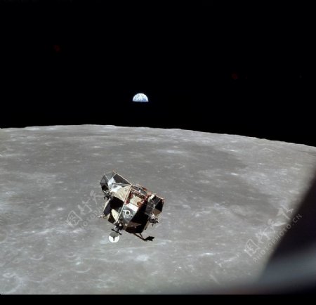 登月舱在月球表面图片