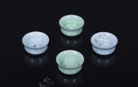 龙泉青瓷双鱼茶杯图片
