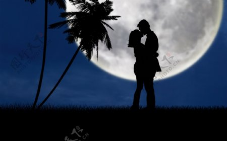 月光下的情侣亲吻剪影图片
