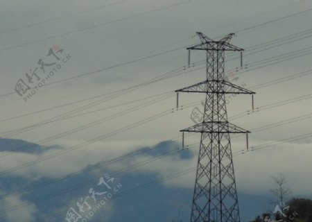 高入云端的高压线铁塔图片