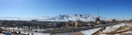 新疆尼勒克县冬天全景图片