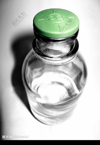 绿色盖子的透明玻璃瓶图片
