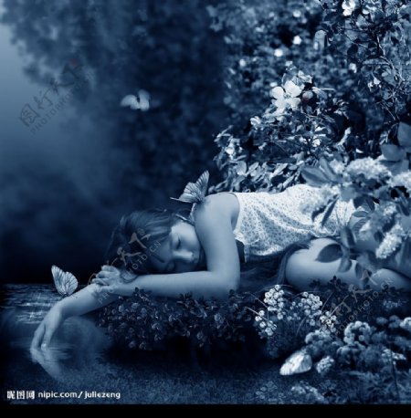 森林中熟睡的少女图片