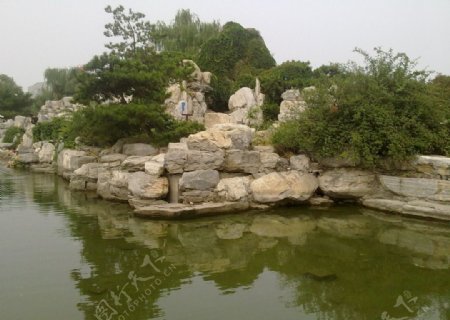 湖畔的石头图片