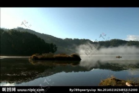 湖水雾气风景画视频