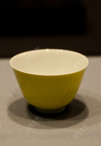 柠檬黄釉杯图片