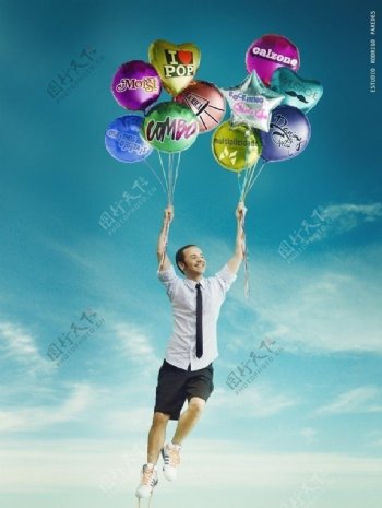 牵着气球飞行的男人图片