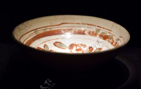 白釉红绿彩鱼纹碗图片