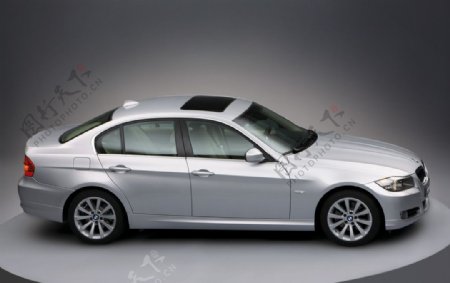 宝马2011款E级银灰色轿车图片