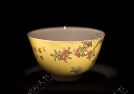 黄地珐琅彩桃花纹杯图片