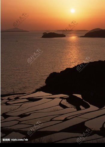 夕阳大海田园图片