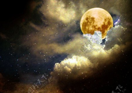 云层里的月亮图片