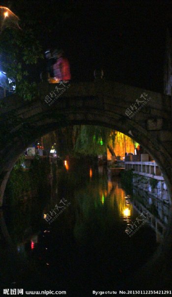 周庄石桥下的夜色图片