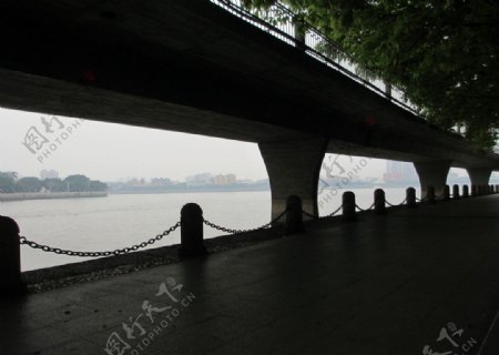 广州沙面公园眺望江景图片