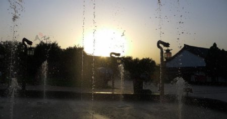 夕阳喷泉图片