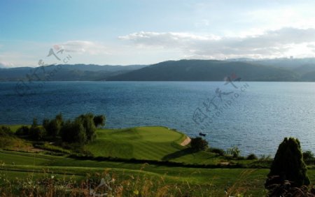 高尔夫球场景观之湖边果岭一图片