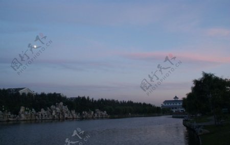 哈尔滨商业大学B区人工湖图片