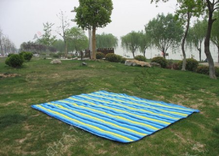 展开的防潮垫野餐垫图片