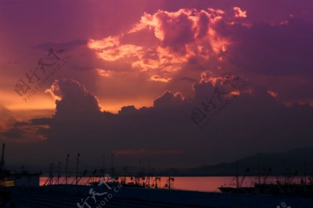 港口落日夕阳火烧云图片