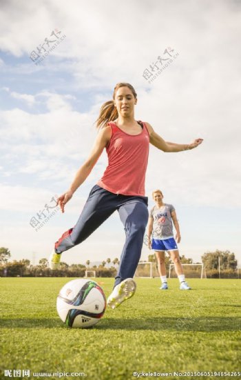 足球训练装备广告图片