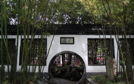 中国四大名园之一扬州个园入口春石图片