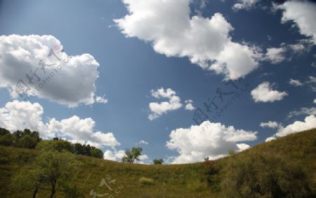 白云下的草场图片