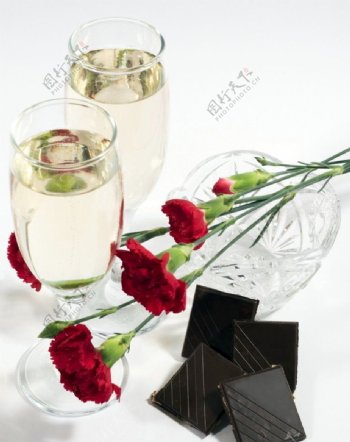 鸡尾酒玫瑰花和巧克力图片