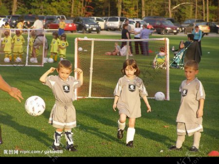 三兒童學踢足球图片