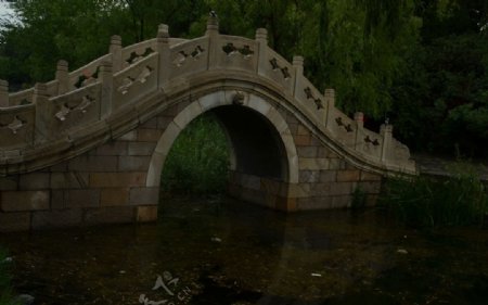 清华荷塘拱桥图片