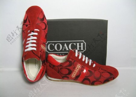红色运动鞋图片