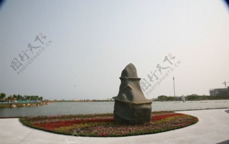 湖边雕塑图片