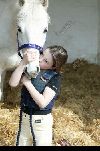 白马与小女孩图片
