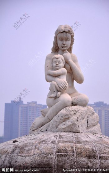 雕塑人物母女图片