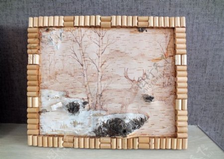 艺术展厅的桦树皮烙画图片