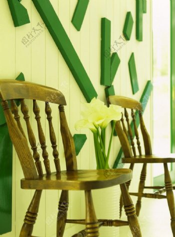 室内古典木椅鲜花图片