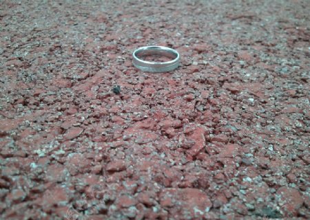 红柏油路的戒指图片