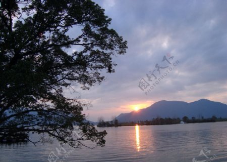 夕阳下的邛海湖图片