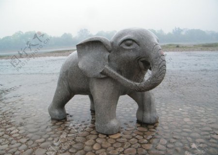水边的大象石像图片