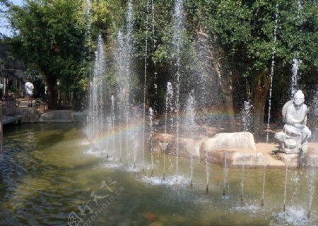 喷泉里的彩虹图片