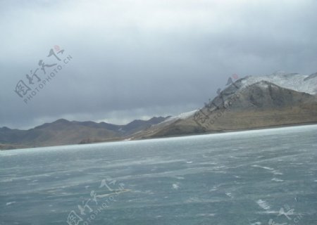 西藏羊湖一角图片