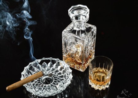 雪茄烟灰缸威士忌图片