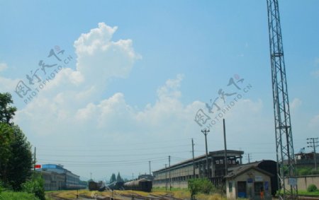 老铁路上的蓝天白云图片