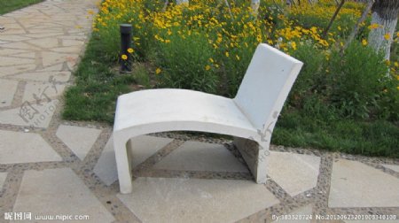 公园白色椅子雕塑图片