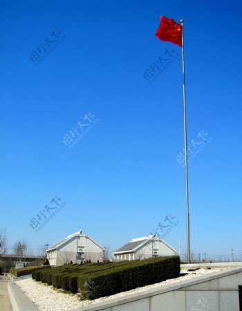烈士陵园前的五星红旗图片
