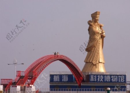 妈祖雕像与彩虹桥图片