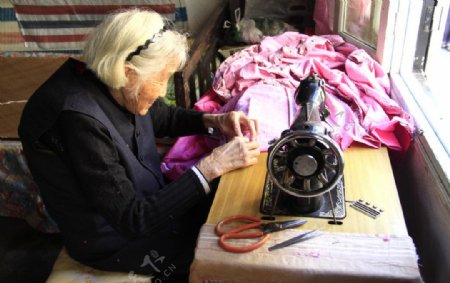 缝衣服的老奶奶图片